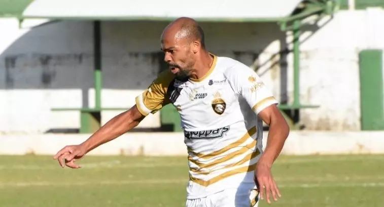 Estreante no profissional, Ramonzinho faz gol da vitória do Villa Real e entra para a história do clube